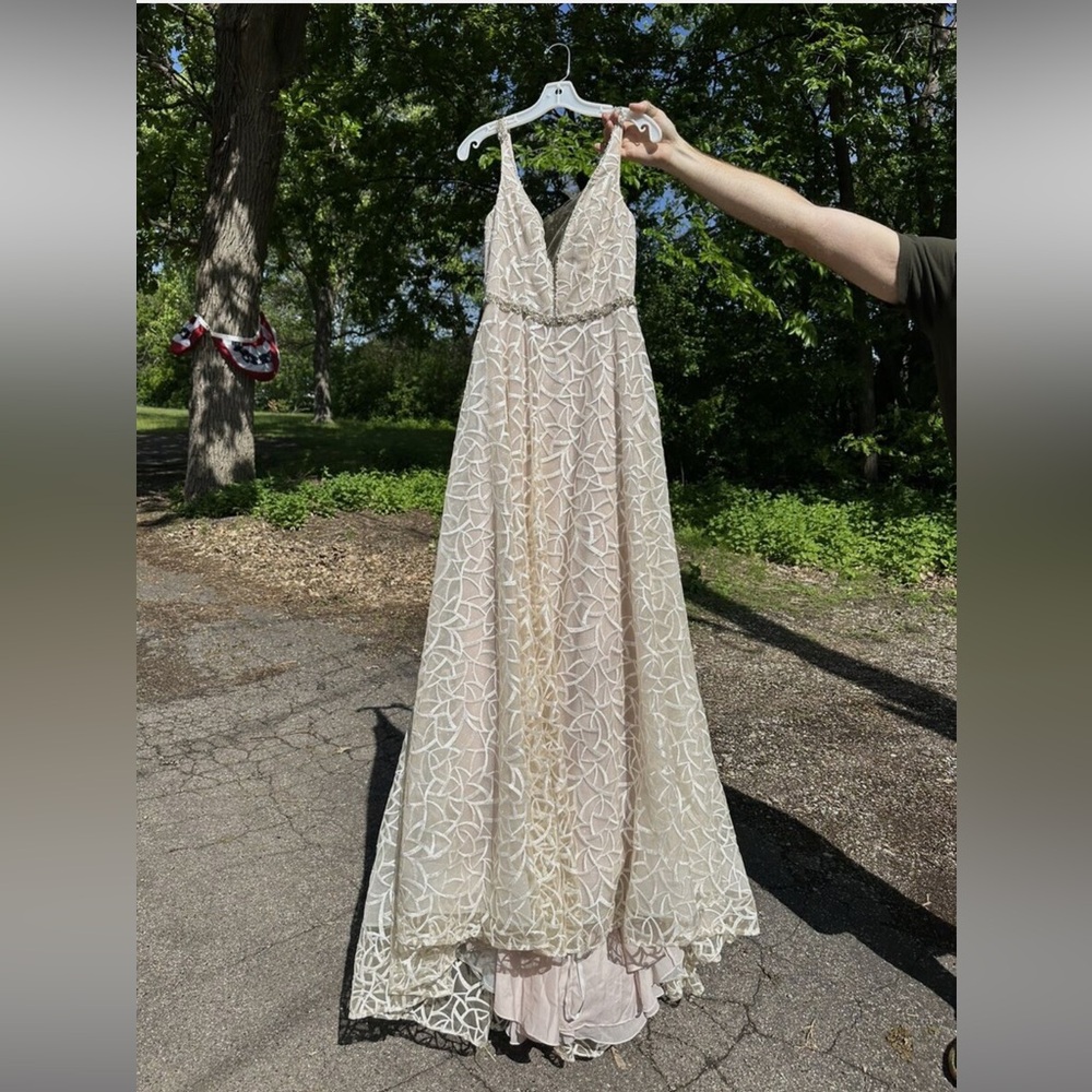 GALINA SIGNATURE Geometric Sequin New w/tags Wedding Dress Cashmere Size 8